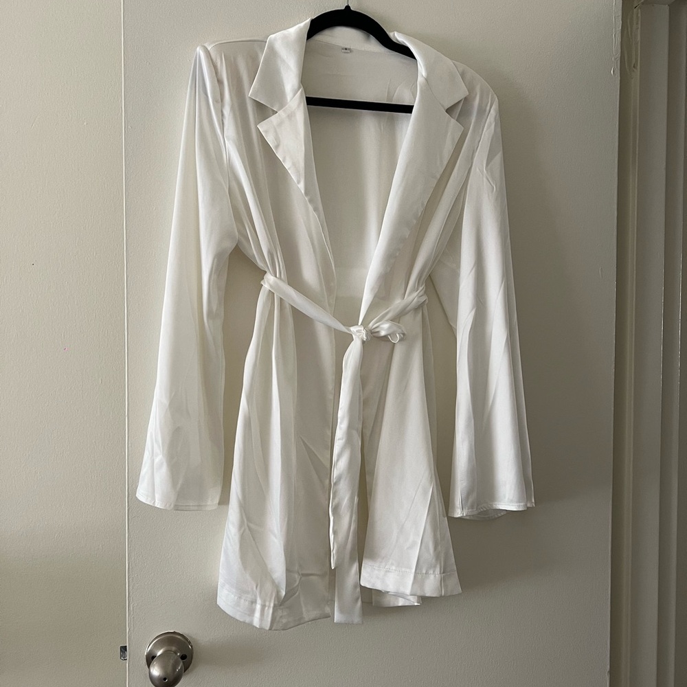 Elegant White Satin Suit Set. Wide leg pantsuit. Size s - Picture 8 of 9